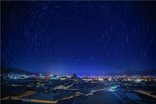 香格里拉独克宗古城星轨（和云舞摄）.jpg