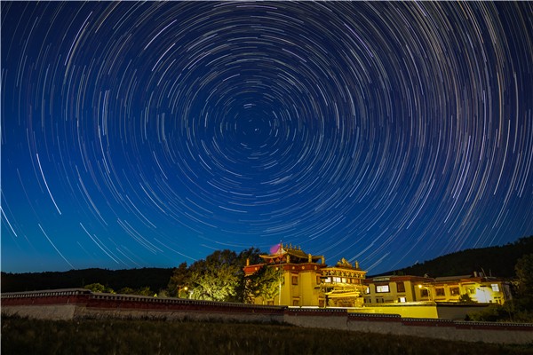 香格里拉承恩寺星轨（和云舞摄）.jpg