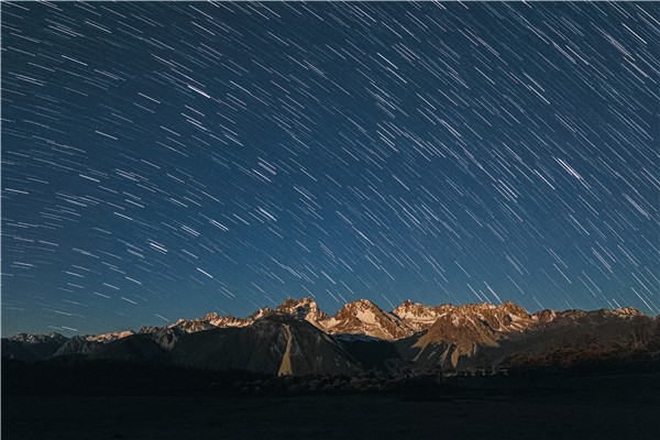 香格里拉月照金山星轨（和云舞摄）.jpg