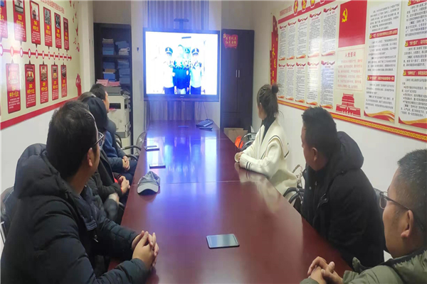 11.州扶贫办集中收看《清流毒-云南在行动》专题片.jpg