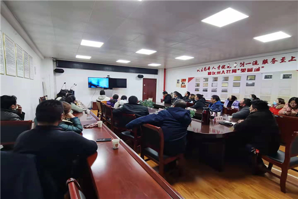 8.州人社局组织干部职工集中收看电视专题片.jpg