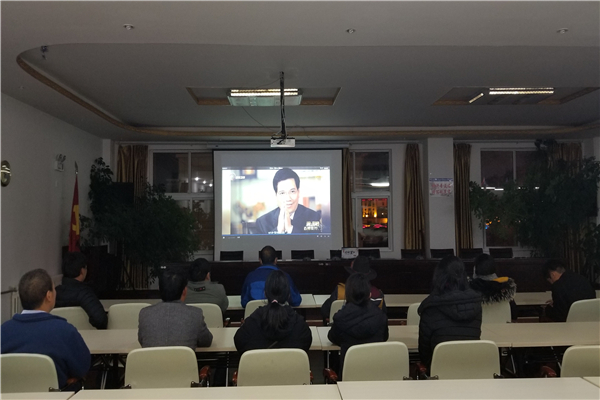 9.1月13日晚，迪庆日报社集中收看《清流毒-云南在行动》专题片.jpg