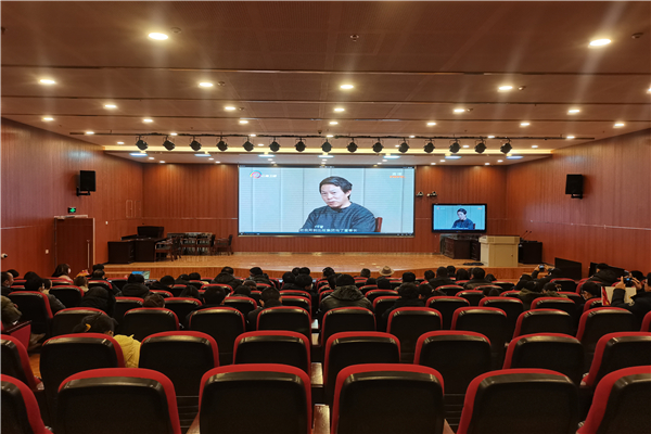 14.迪庆州教育工委组织州教体局全体干部职工，州直学校中层以上干部职工在州青少年活动中心报告厅观看专题片《清流毒——云南在行动》.jpg
