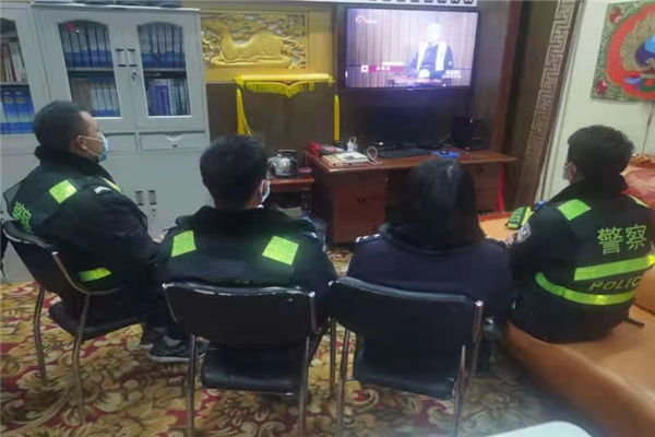 6.1月11日晚，公安机关执勤民警在勤务间隙集中收看《清流毒--云南在行动》电视专题片。.jpg