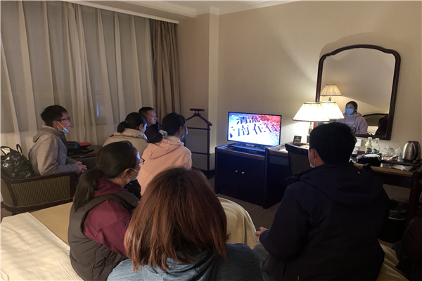 6.维西县审计局外出审计组集中观看《清流毒——云南在行动》系列专题片，在外审计过程中实现动态化警示教育.jpg