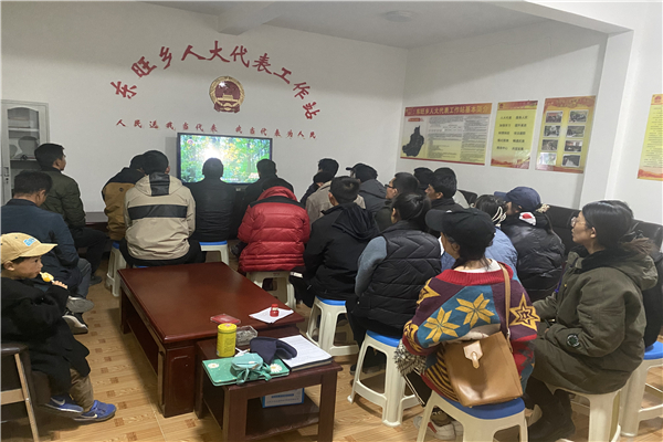 5.香格里拉市东旺乡组织干部职工集中收看《清流毒.云南在行动》.jpg