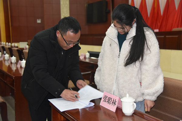 9认真核对参会名单_副本.jpg