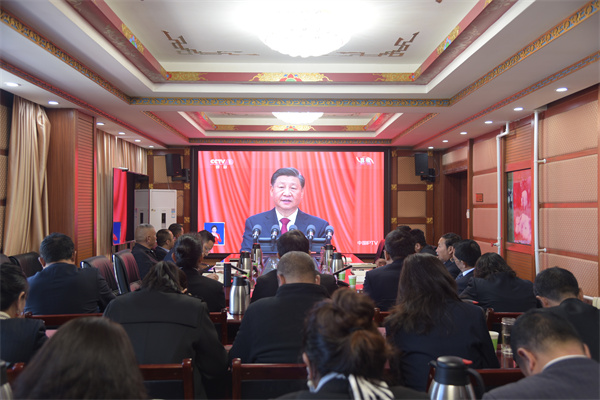 1.迪庆州纪委监委干部集中收看.jpg