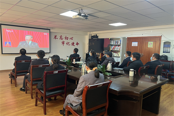 2.香格里拉市纪委监委领导班子成员、各部门负责人集中收看.jpg